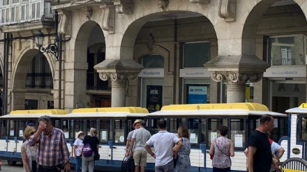 Los visitantes suben en la Plaza Mayor al Tren das Termas