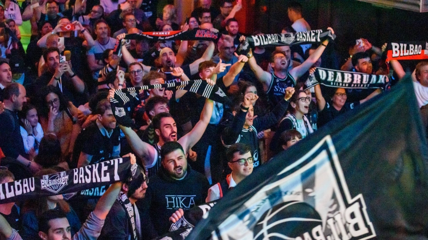 Aficionados del Surne Bilbao Basket celebran la victoria de su equipo en la Copa Europa FIBA de baloncesto, tras la final ante el PAOK Salónica, reunidos en la sala Bilborock de la capital vizcaína.