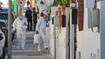 Efectivos de criminalística de la Guardia Civil investigan la muerte de esta vecina de Cartaya