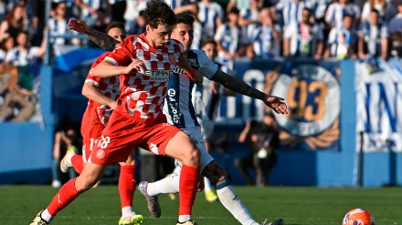 El defensa checo del Girona Ladislav Krejčí (i) en acción durante el partido de la jornada 33 de LaLiga EA Sports entre el Leganés y el Girona, este jueves en el estadio de Butarque