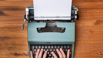 Un joven teclea en una máquina de escribir