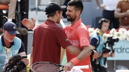 Matteo Arnaldi saluda al serbio Novak Djokovic