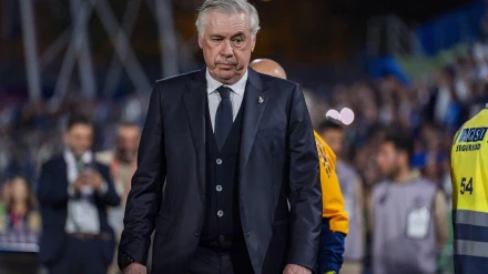 Carlo Ancelotti se dirige hacia el banquillo del Real Madrid antes de un partido