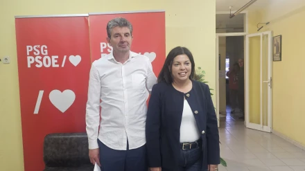 Los dos candidatos en las primarias en la sede del PSOE de Ourense
