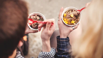 Pareja comiendo yogurt helado