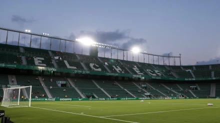 El Martínez Valero antes del inicio de un partido del Elche