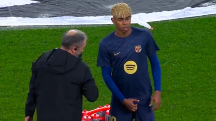 El doctor Pruna examina a Lamine Yamal durante el calentamiento del Barcelona en Montjuic antes de jugar frente al Inter