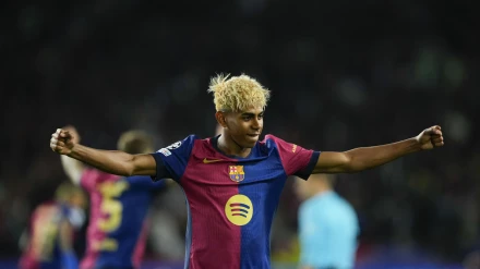 Lamine Yamal celebra el tercer gol del Barcelona contra el Inter que marcó Raphinha