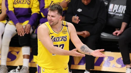 Luka Doncic protesta una decisión arbitral durante el quinto partido de la serie ante los Wolves.