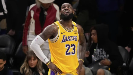 LeBron James mira el marcador durante la derrota de los Lakers ante los Wolves en el Staples Center.