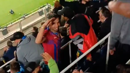 El padre de Lamine Yamal celebra el golazo de su hijo en las gradas de Montjuic.