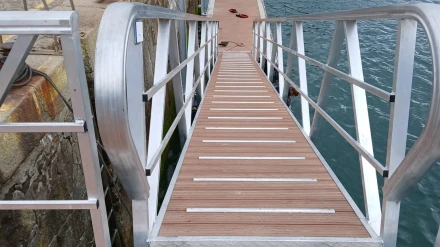 El nuevo pantalán colocado en Cariño