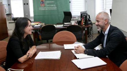 (Foto de ARCHIVO)El consejero de Educación, Sergio Silva, y la presidenta de la Junta de Personal Docente, Rus TruebaGOBIERNO DE CANTABRIA31/7/2023