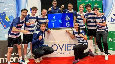 Jugadores del Recreativo IES La Orden celebran la contundente victoria frente al CB Oviedo