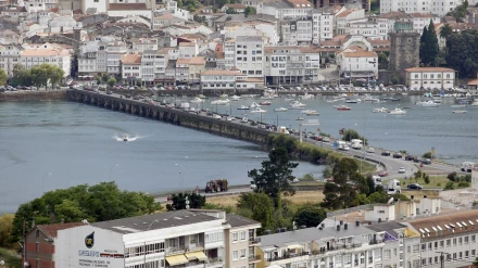 Foto de archivo del puente que une las localidades de Cabanas y Pontedeume