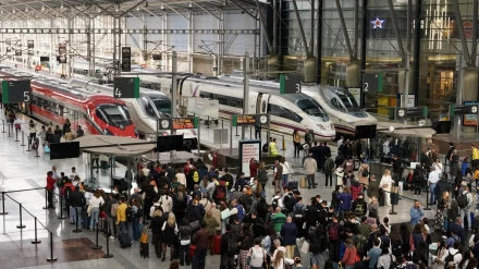 Pasajeros en la estación de Málaga María Zambrano esperando un tren tras el robo de cobre que afectó a línea