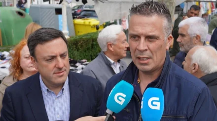 Foto de archivo de Pablo Moreda, a la derecha, atendiendo a los medios dela comunicación