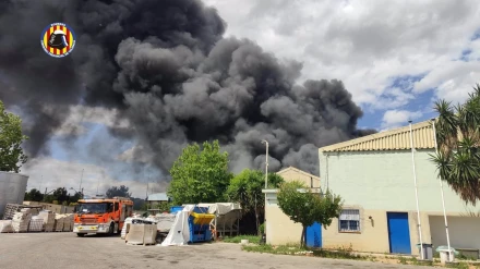 Cortada la circulación de Cercanías de Silla a Catarroja por un incendio en una empresa de residuosSOCIEDAD CONSORCIO PROVINCIAL BOMBEROS VALENCIA