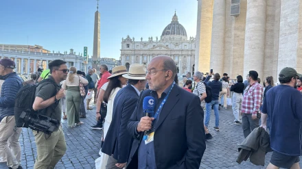 El director de La Linterna arranca el programa desde la Plaza de San Pedro cuando sólo quedan horas para que los cardenales comiencen a deliberar sobre el nuevo papa