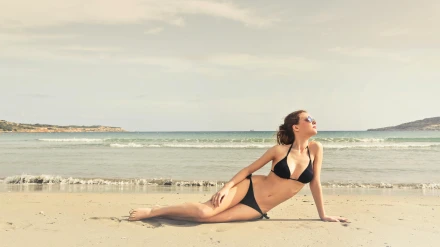 Una chica toma el sol en la playa