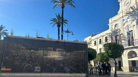De jardines verticales a lonas: la actual imagen de los quioscos de la Plaza de España de Mérida