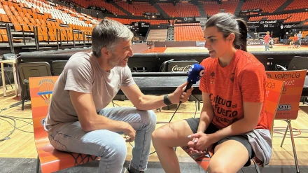 Leti Romero, base internacional de Valencia Basket, atiende a COPE en la Fonteta