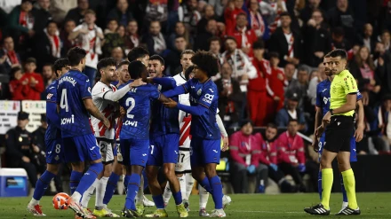 Jugadores del Getafe y del Rayo rodean al defensa Djené.