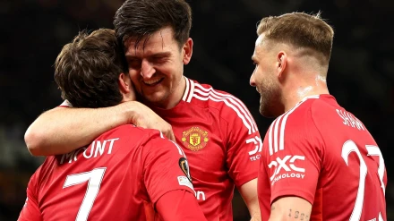 Mason Mount celebra con Harry Maguire y Luke Show uno de sus goles contra el Athletic