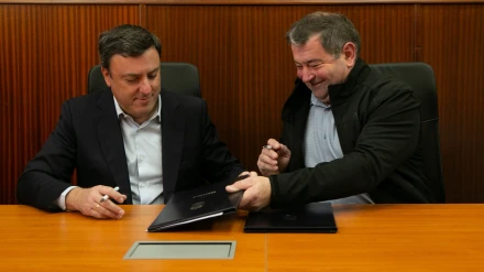 Valetín Gónzalez y Manuel Meizoso durante la firma del convenio