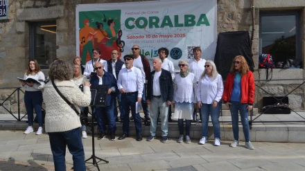 El Coro IES María Guerrero, alma mater de Coralba, actuando en la presentación