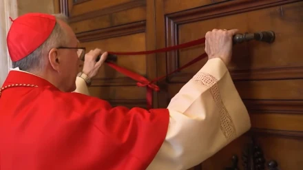 Momento en el que sellaron el apartamento papal del Palacio Apostólico tras la muerte del Papa Francisco