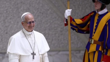 El Papa León XIV entrando en la Sala Pablo VI