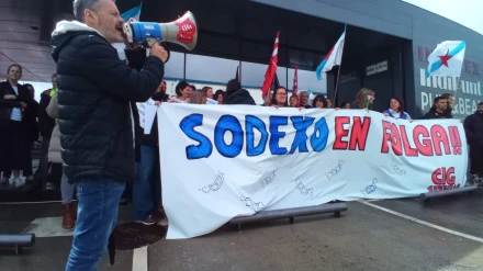 Concentración a las puertas de Inditex en Río do Pozo