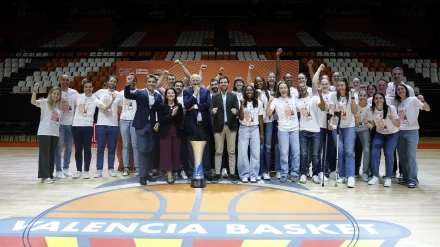 El Valencia Basket femenino presume de su tercera liga consecutiva