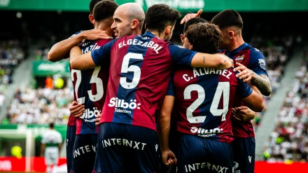 Los jugadores del Levante UD celebran el triunfo en Elche