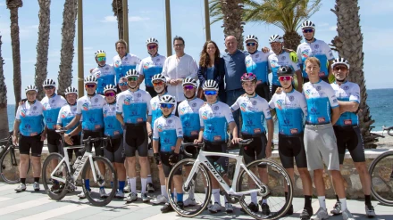 Componentes del Club Ciclista Almuñécar posando con directivos y autoridades