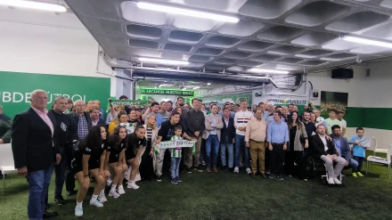 Monterrubio posa junto con los peñistas tras la presentación de la nueva Federación de Peñas<