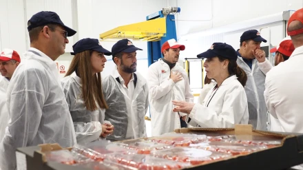 La alcaldesa de Palos de la Frontera junto a responsables agrícolas en la localidad