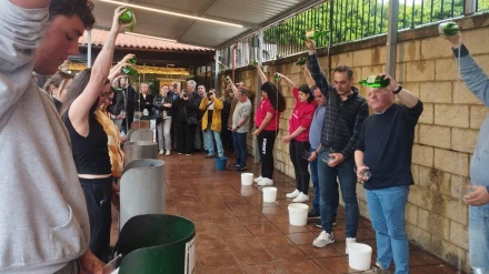 Varios de los participantes en el taller de escanciado
