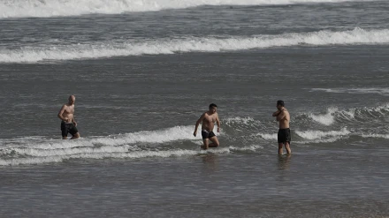 Dos bañistas en una playa de Asturias