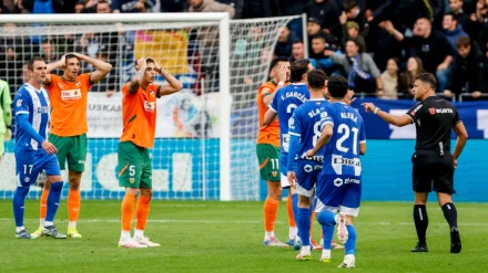 Gil Manzano señala el punto de penalti ante la incredulidad de los jugadores del Valencia.