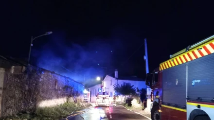 Los bomberos en el lugar del incendio en Sogo