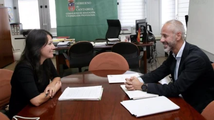 Sergio Silva, Consejero de Educación del Gobierno de Cantabria, junto a Rus Trueba, Presidenta de la Junta de Personal Docente