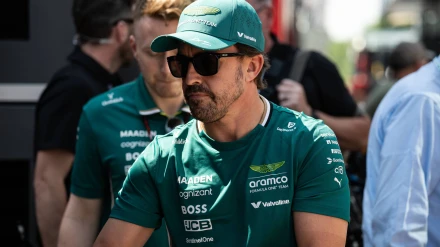 Fernando Alonso llegando al Autódromo Enzo e Dino Ferrari