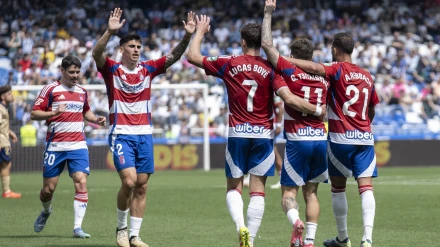 Los jugadores del Granada celebran el gol de la victoria