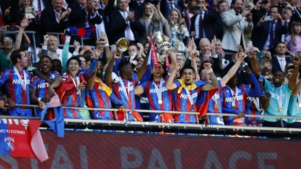 Los futbolistas del Crystal Palace levantan el trofeo en el palco de Wembley