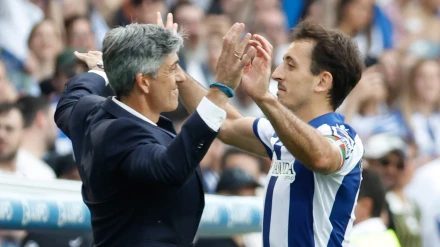 Mikel Oyarzabal celebra el 2-1 de la Real Sociedad al Girona con Imanol Alguacil
