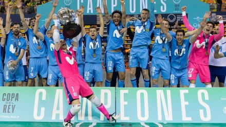 Jesús Herrero, capitán de Movistar Inter, levanta la Copa del Rey conquistada en la final frente a Jaén Paíso Interior
