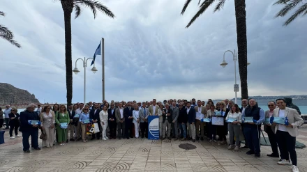 Los alcaldes de la Marina Alta, junto al conseller de Medio Ambiente, Vicente Martínez Mus, durante el acto de entrega de las Banderas Azules 2025 en la playa de La Grava de Xàbia