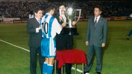 El capitán del Deportivo, Fran, recoge el trofeo de la Liga que ganó el club en la temporada 1999-2000